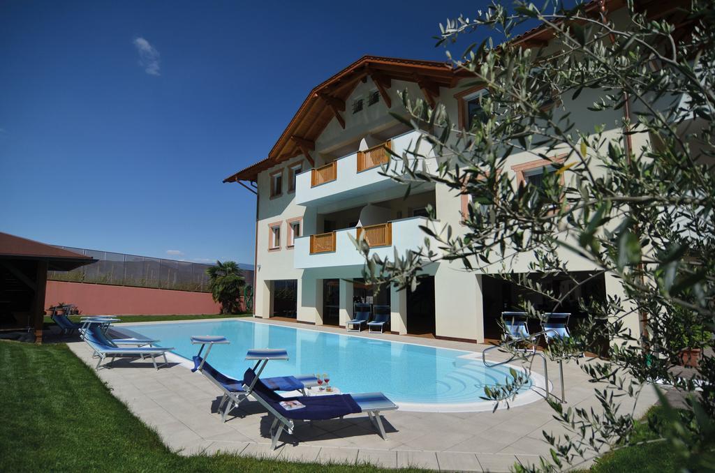 Garni Hotel Peterlinhof Caldaro Luaran gambar