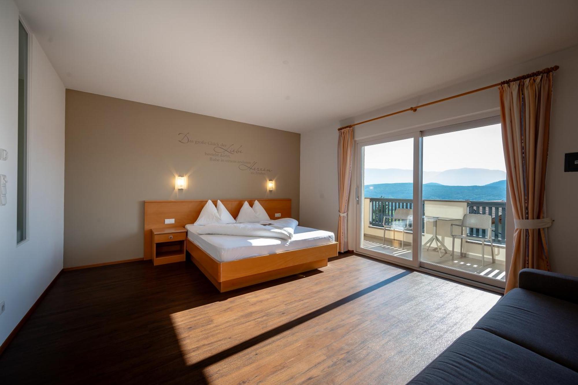 Garni Hotel Peterlinhof Caldaro Luaran gambar