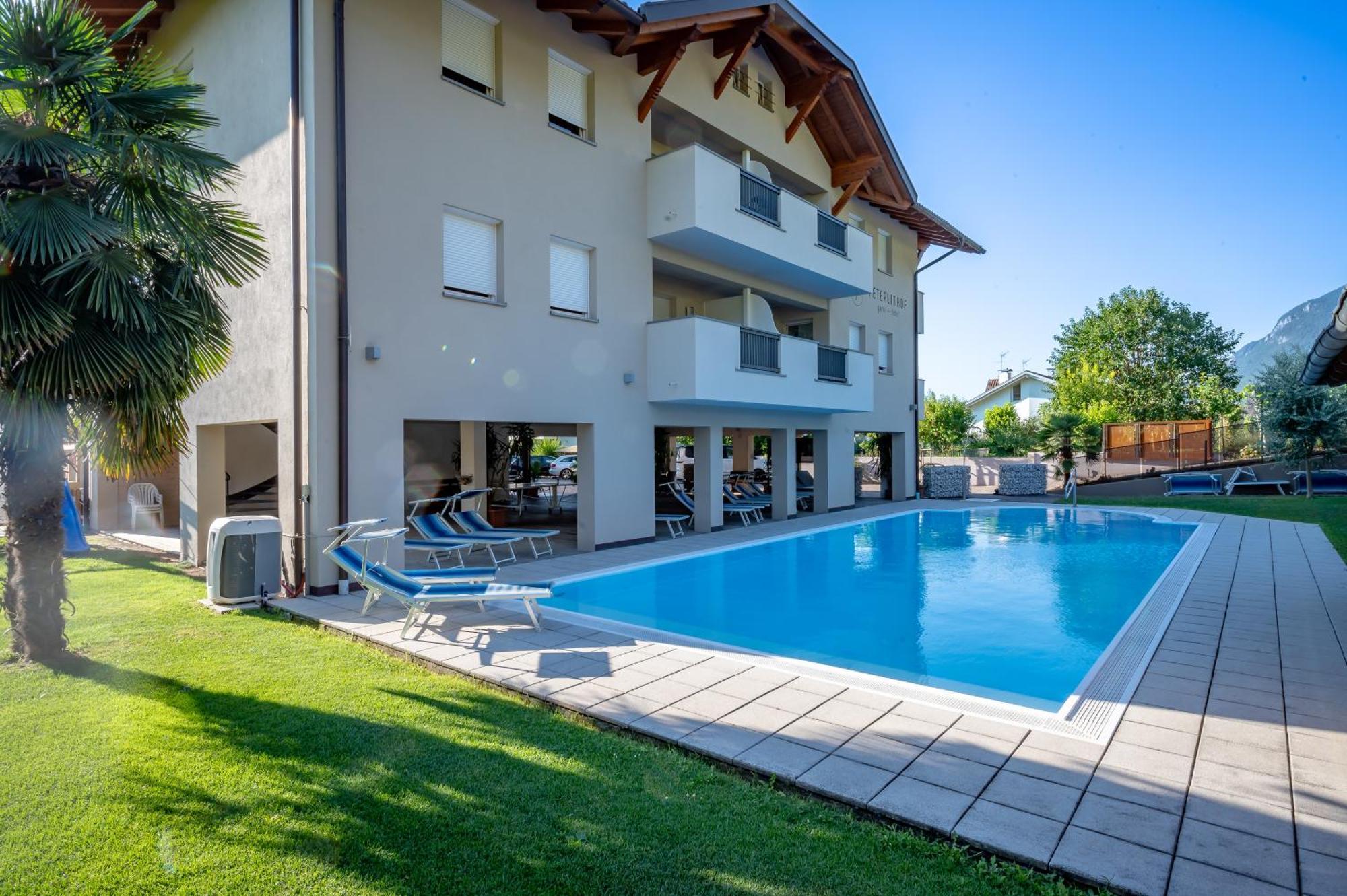 Garni Hotel Peterlinhof Caldaro Luaran gambar