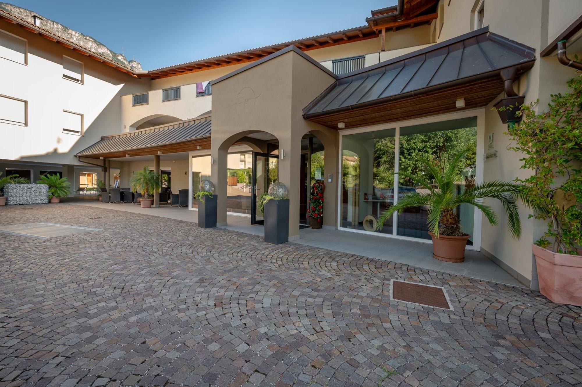 Garni Hotel Peterlinhof Caldaro Luaran gambar