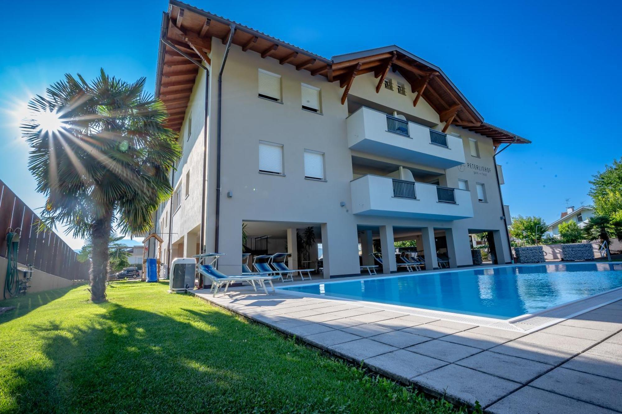 Garni Hotel Peterlinhof Caldaro Luaran gambar