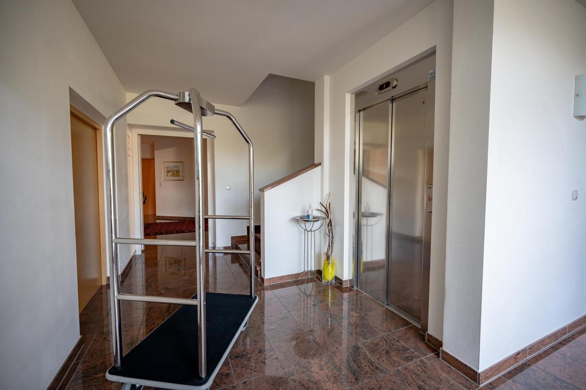 Garni Hotel Peterlinhof Caldaro Luaran gambar