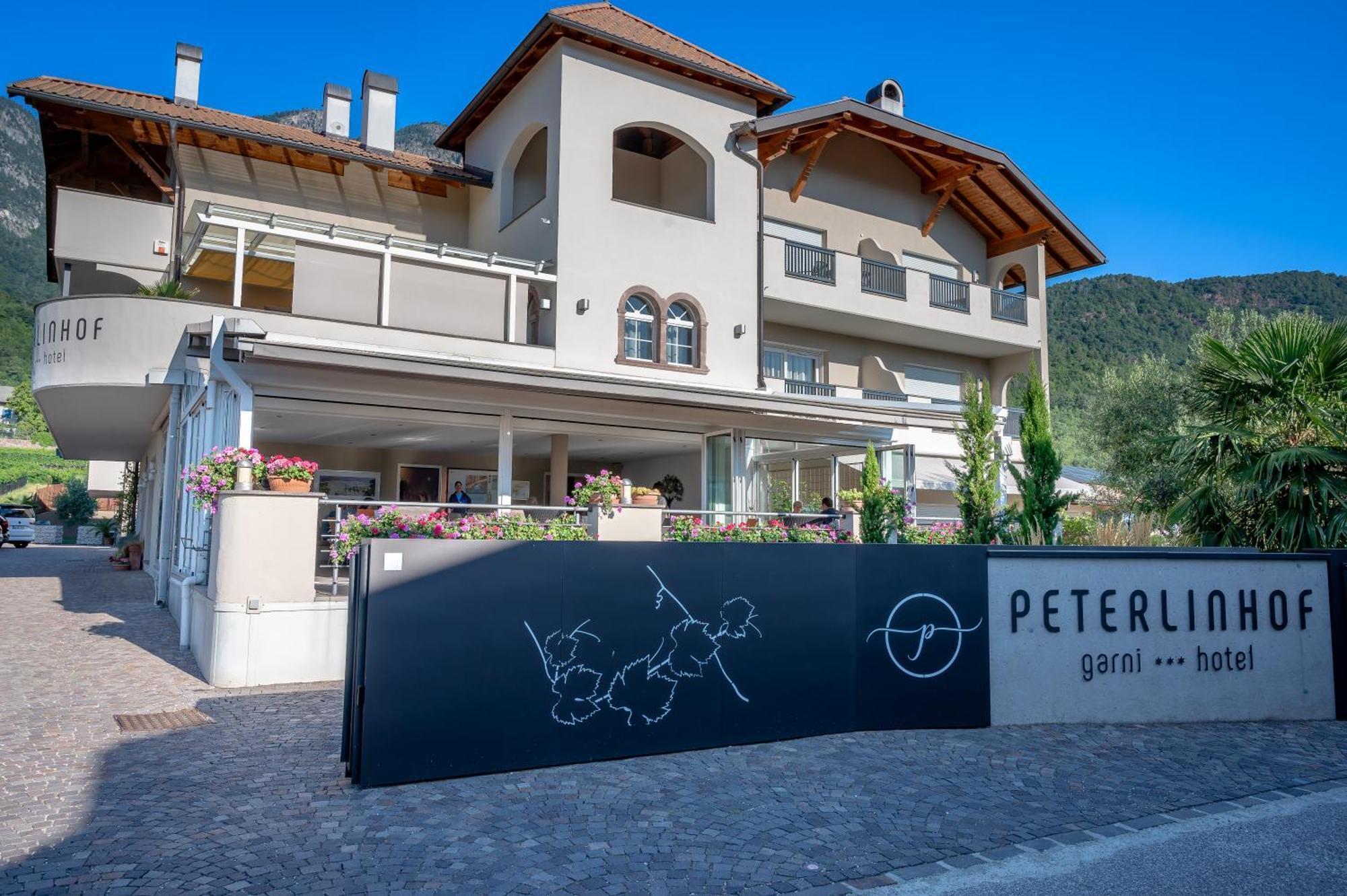 Garni Hotel Peterlinhof Caldaro Luaran gambar