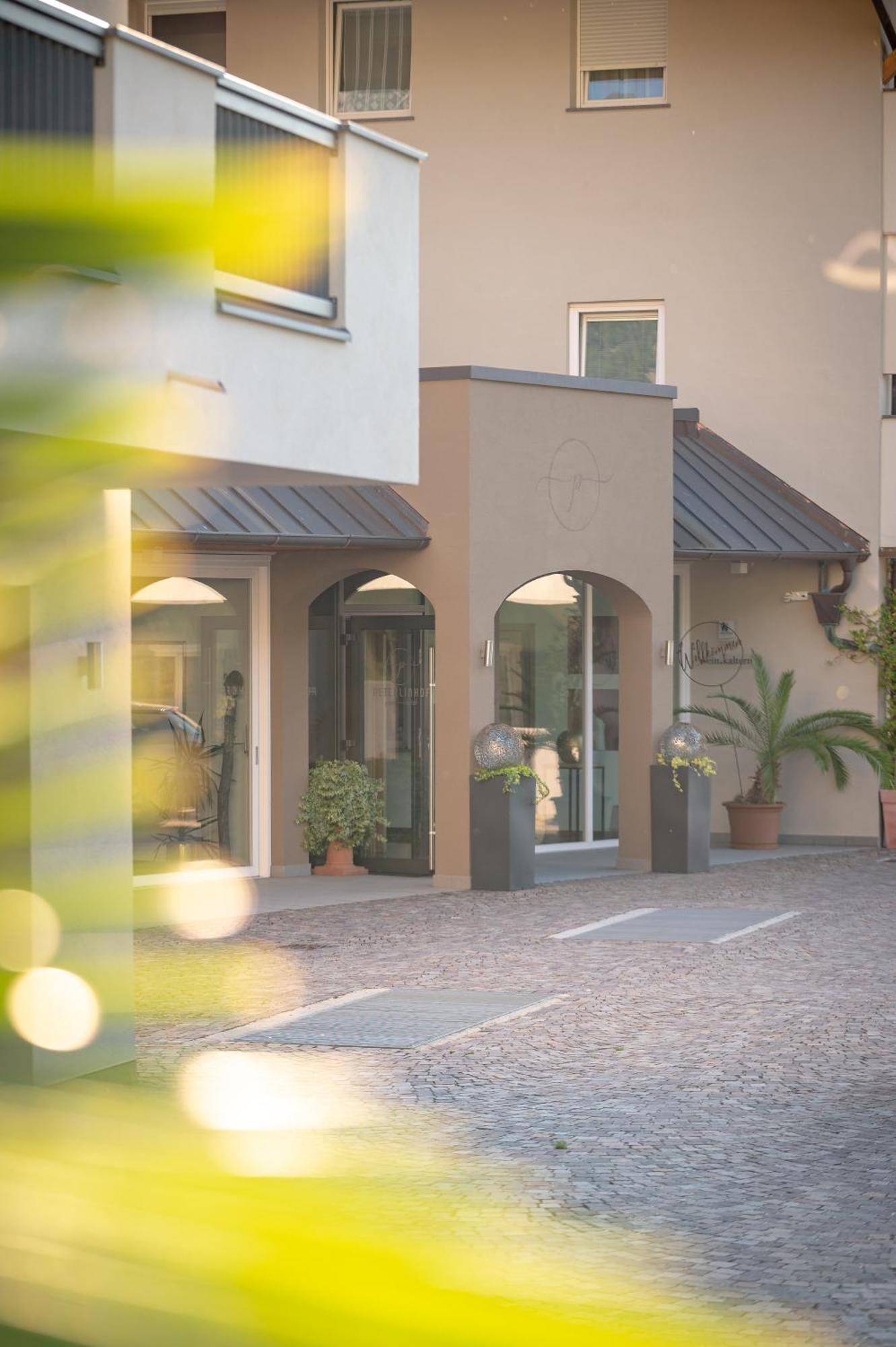 Garni Hotel Peterlinhof Caldaro Luaran gambar